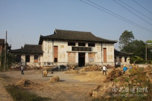 “万氏宗祠”位于南昌县向塘镇合熂村近团万家自然村中部，建于1932年，是附近万姓的总祠。总占地面积750平方米1