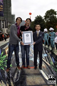 全球最长的3d地画 认证官合照